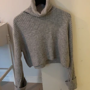 Stickad tröja - Säljer denna extremt fina stickade tröja som tyvärr inte används🥺 sparsamt använd!