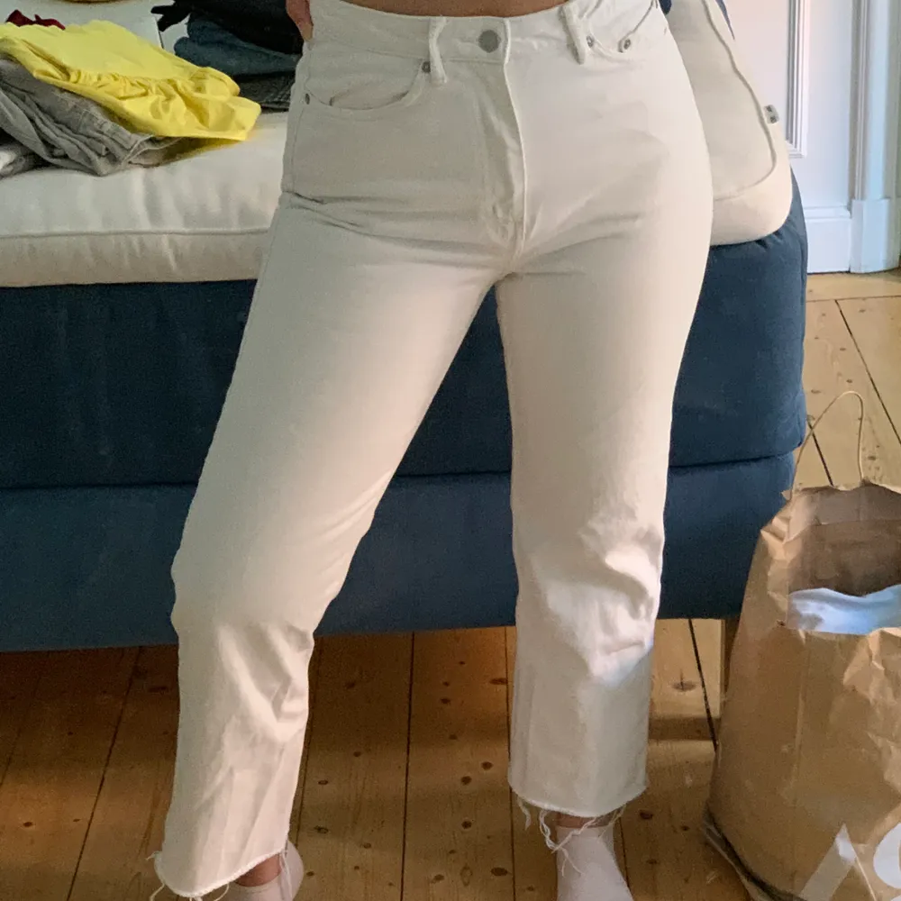 Vita jeans från weekday i modellen row som jag har klippt av själv, har även målat jokern på vänstra bakficka! Priset är exkl frakt (70kr). Jeans & Byxor.