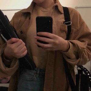  - Jättesnygg lite kortare beige sweatshirt från gina!! säljer då den inte är min stil längre, i jättebra kvalitet! 200kr+frakt