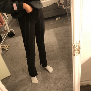 Nakd byxor - Super fina byxor från nakd, har faktiskt alltid älskat dessa och gör det fortfarande men tyvärr har dem blivit för korta. Köparen står för frakt, buda i kommentarerna elr skriv privat. Bra pris vid snabb affär.ps vi har fett dåligt ljus så bilderna blir lite suddiga men hoppas det funkar ändå🐙