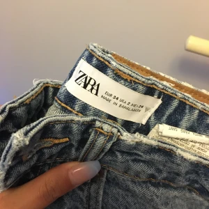 Zara mom jeans - Säljer tyvär dessa supersnygga mom jeans från zara då de är för långa för mig (154cm). De har lite slitningar vid midjekanten i modellen som är populärt & är högmidjade.