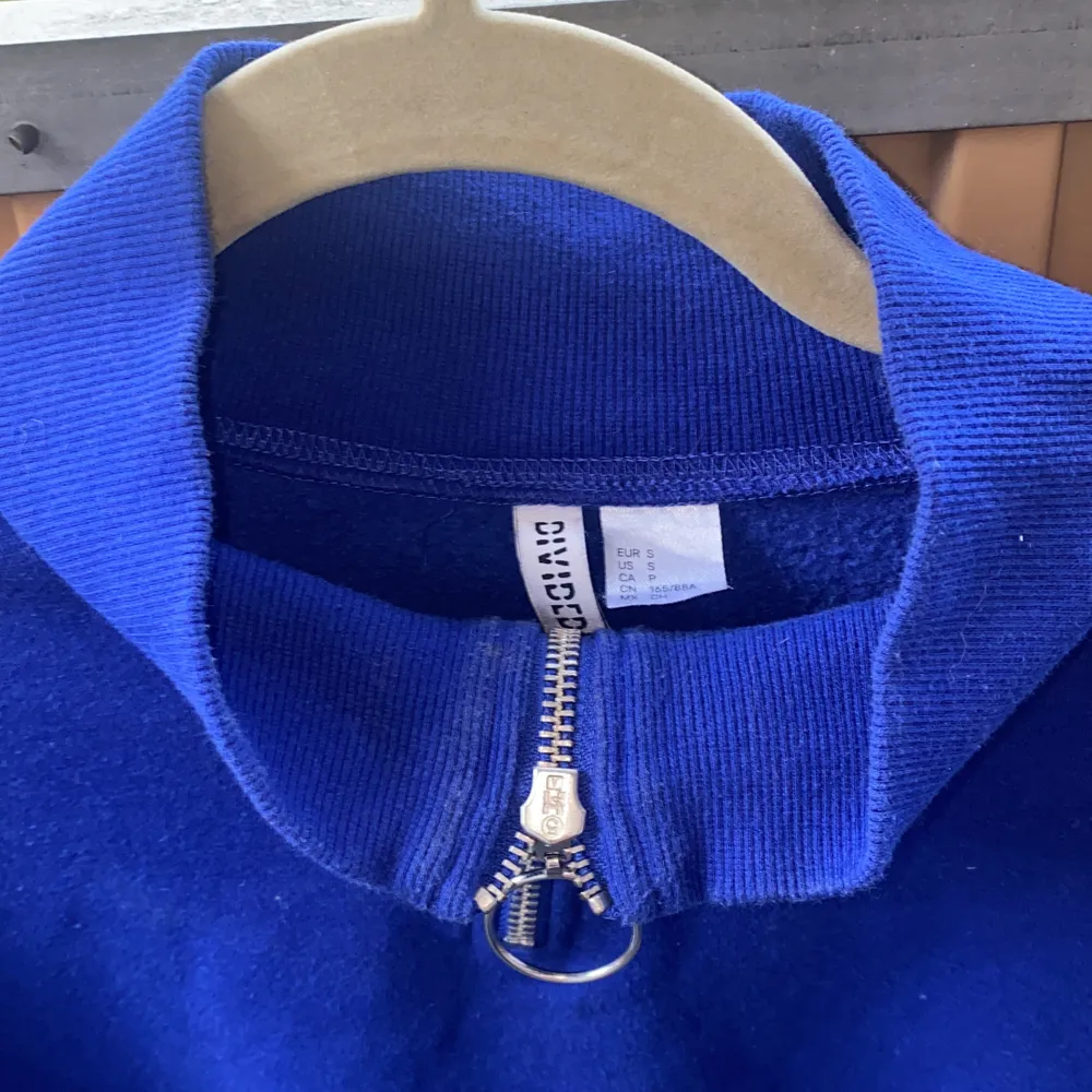 Blå sweatshirt från h&m. Storlek s. Säljer för 100kr, frakten ingår i priser⚡️⚡️. Tröjor & Koftor.