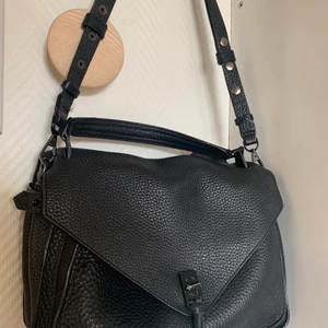 Rebecca Minkoff Väska - Rebecca Minkoff Väska, sparsamt använd.                   Förvaringspåse tillkommer. Nypris 3049kr