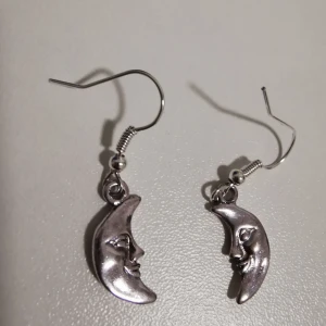 Örhängen måne - Örhängen med monar som motiv 💞 40kr inklusive frakt. 