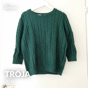 Kabelstickad tröja  - Kabelstickad tröja i storlek L, men skulle säga att den passar som en S/M! Frakt på 44kr tillkommer 📦