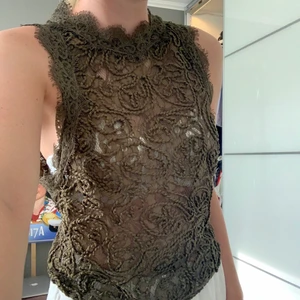 Grön spetstopp - En populär militärgrön/olivgrön spetstopp från Zara, passar både till fest och vardag. Passar både XS och S. Endast använd en gång 🌾