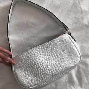 Handväska vit - Säljer denna fina handväskan då den aldrig kommer till användning, aldrig använd. Frakt blir 44kr. Om fler är intresserade blir de budgivning, buda från 149kr BUD JUST NU: 280kr