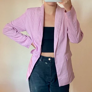 Oversized kavaj från Nelly - Skitsnygg ljusrosa kavaj ifrån Nelly.com. Är helt oanvänd med lappen kvar! Är i storlek 34 men beroende på hur man vill att den ska sitta passar den nog mindre&större också. Köptes för 499kr och säljes för 140kr + frakt 🚚 