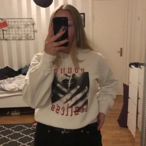 Hoodie  - Detta är en mycket varm och skön vit oversized hoodie, jag brukar dock vika upp den! Funkar lika bra det!! (se bilderna)🙌🏼🙌🏼😇  plagget är XS men funkar mycket bra och utmärkt till andra också!!!Detta plagg kommer från ett hem utan husdjur och rökare!!