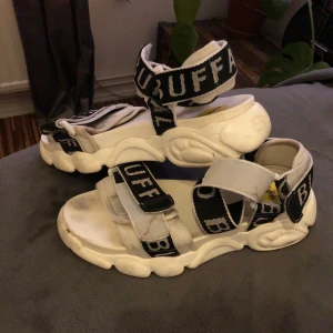 Buffalo sandaler - Säljer ett par rikigt coola sandaler från Buffalo. Säljer pga att de är för små har använts en gång så ett väldigt bra skick går att tvätta mer. Köptes för 800 kr. Fraktar endast (köparen står för frakten på 63kr)❤️