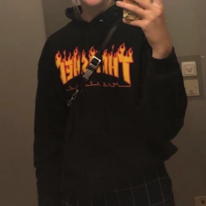Äkta thrasher!  - Jättesnygg thrasherhoodie köpt på Hollywood, den är i ganska bra skick med tanke på att jag köpte den för 2 år sen! Mudden längst ner har blivit lite lös men annars är den i bra skick, frakten ingår! 💖