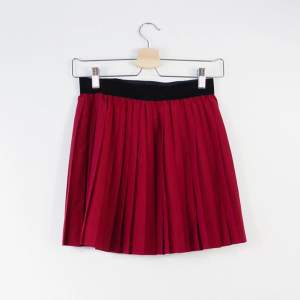 Supersöt schoolgirl-kjol. Vinröd, plisserad med sammetsband.