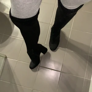 SVARTA OVERKNEES - Ett par skor jag fick men aldrig använde därför att jag inte är bekväm med att går inte i klackar dom är dock väldigt fina 