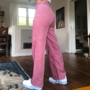 Monki Pink Manchester Pants - Jättefina och sköna manchesterbyxor från Monki! Köpta för ungefär ett år sen men knappt använt. Kan passa både på någon i min egen storlek ellet som lite mer loose fit på nån som är lite mindre än mig😍 Jag är 163 och dom går ner till mina anklar. Priset går alltid att diskuteras❤️ FRI FRAKT VID SNABB AFFÄR, KAN FRAKTAS IDAG!!!!!