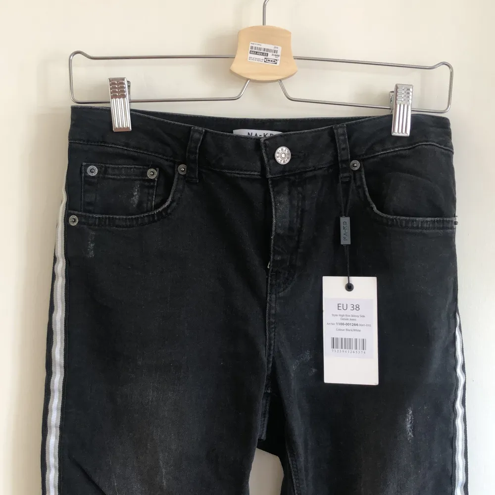 Svarta jeans med vit/grå rand på sidan av benen. Aldrig använda!. Jeans & Byxor.