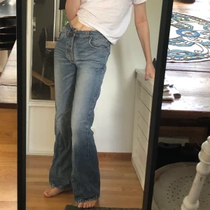 Ljusa jeans  - Jag på bilden är 1.68 och dessa jeansen är perfekt längd tycker jag! Snygg, ljus färg! 