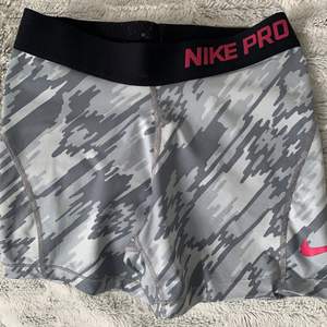 Korta tights från Nike Pro, använda men hela och rena. Porto ingår i priset.