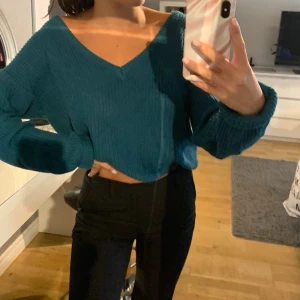 Tröja  - Säljer denna supersnygga stickade tröjan med v ringning som man båda kan ja bak och fram. 