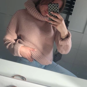 Tröja  - En jätte mysig tröja från Bikbok jätte fin färg i jätte bra skick storlek m men passar även s säljer för 90kr frakt 63kr🥰