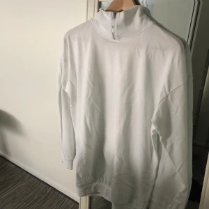 Vit tröja - Vit tröja från boohoo i storlek 36 (S) - passar även som M. Använt bara en gång, fortfarande du bra skick. Frakt förekommer, men kan även mötas i Göteborg. För fler frågor och bilder kontakta mig!