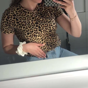 T-shirt  - En jätte fin och gullig T-shirt storlek s i jätte bra skick aldrig använd säljer för 60 kr och frakt 63kr🌷