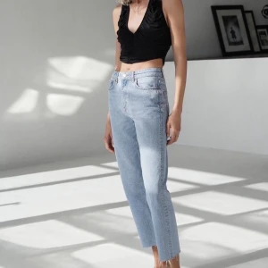 Straightleg jeans - ”Hi righs straight jeans” i ljusblått från zara som just nu är helt slutsålda! 💕 strl 38 men rätt små i storlek