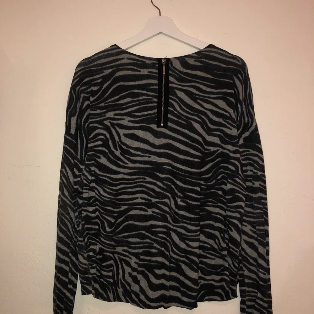 Jätteskön tröja med zebramönster strl 158-164 men passar S. Fint skick.   Möts upp eller fraktar 50kr. Tröjor & Koftor.