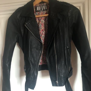 Skinnjacka Jofama by Kenza - Jättefin skinnjacka från Kenzas kollektion med Jofama. Den är i dessutom i bra skick. Nypris: 3500kr