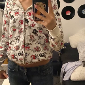 Zip hoddie - Köpt på second hand, inget fel på tröjan, finns ingen storleks lapp men den passar till xs-s. 