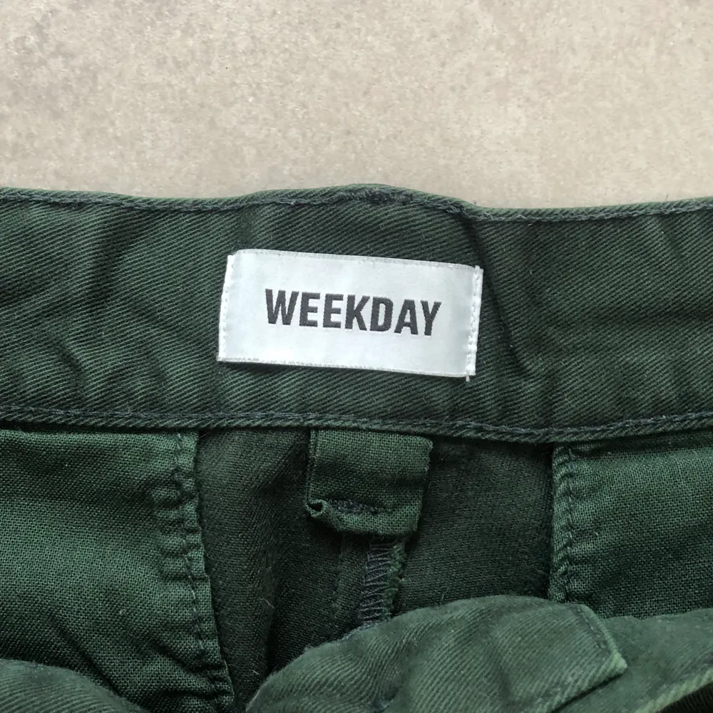Nyfärgade smaragdgröna chinos från weekday . Jeans & Byxor.