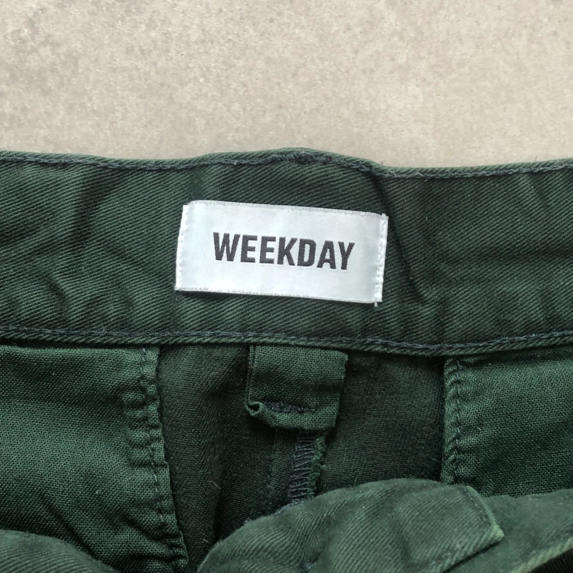 Gröna weekday chinos i stl 30 - 91