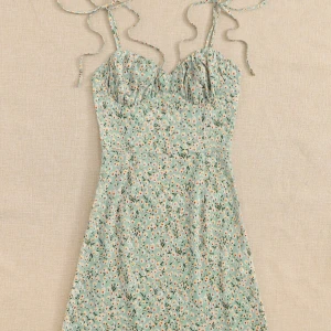 Klänning - Jätte fin blommig klänning ifrån shein. Köpt i somras och aldrig använd. Köptes för 120kr. Vill få den såld snabbt satt om ni är intresserad skriv nu, annars är de stor chans att den säljs till någon annan❤️