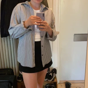 Randig oversized skjorta!  - Supersnygg svartvit randig skjorta inköpt på second hand! Möts upp i sthlm annars tillkommer lite i frakt