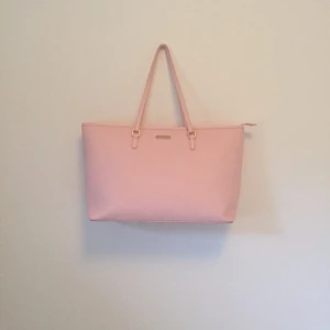  - Superfin väska med gulddetaljer köpt från KappAhl tidigare detta år. Använd ett par gånger men säljer den nu för att den inte är i min stil. Rymlig. Inköpt för 300kr, säljes nu för halva priset. 
Bredd: 35
Höjd: 25 