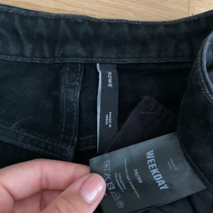 ROWE jeans - Säljer mina ROWE jeans från Weekday då de tyvärr är för små för mig 😢 de är storlek 25/30 och kan även tänka mig byta mot ett par i storlek 26/30. Annars får dne som budar högt dem. Mycket fint skick! Buda i kommentarsfältet eller köp direkt för 300.
