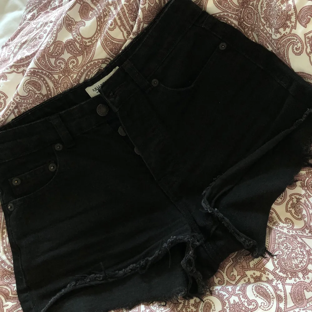 Jätte sköna svarta shorts från Pull & Bear i storlek 32. Med fransar längst ner, superfin passform, men tyvärr lite för små för mig. Kan mötas upp i Karlstad men kan oxå skicka!💕. Shorts.