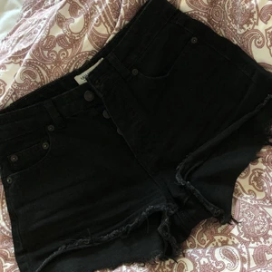 Svarta shorts  - Jätte sköna svarta shorts från Pull & Bear i storlek 32. Med fransar längst ner, superfin passform, men tyvärr lite för små för mig. Kan mötas upp i Karlstad men kan oxå skicka!💕