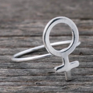 Ring kvinnotecknet - En fin ring med kvinnotecknet i silverfärgad (inte äkta) oanvänd som ny. Köparen står för frakten. Fraktar endast. 