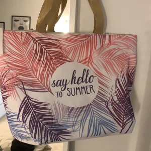 Strandväska  - Superfin och rymlig strandväska. Oanvänd och i superbra skick. Köparen står för frakten. Fraktar endast.