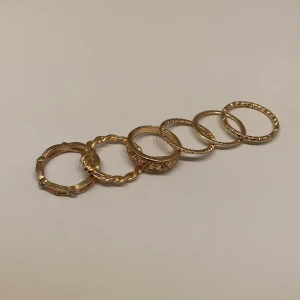 Ringar - Säljer 6 st ringar i guld färg. Oanvända och bra skick. Köparen står för frakten. Fraktar endast. Man köper alla ringarna i ett paket.