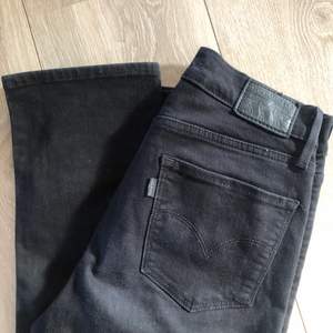 Svarta Levis jeans i modellen: 724 high rise straight. Alltså raka jeans med hög midja, använda fåtal gånger och är därmed i fint skick. Köpta för 999kr för ca 1 år sedan. 