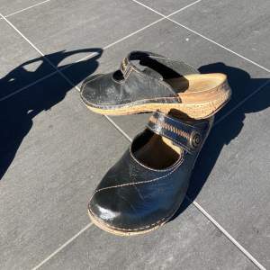 Damtofflor/sandaler i slip-in-modell. Storlek 40 (normala i storlek). Brunt läder. Känns lätta att bära. 