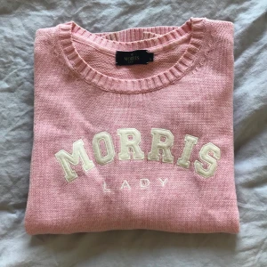 Rosa stickad tröja - Så fin rosa stickad Morris tröja i storlek S💖 nästan helt oanvänd