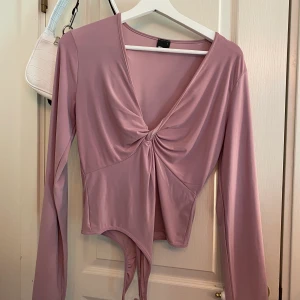 Body - Lila body, använd fåtal gånger🌸 Frakt tillkommer, 63kr, spårbar. Jag har köp 3 betala för 2 på allt jag säljer🌻