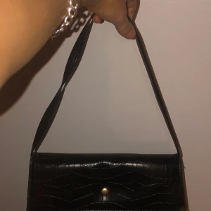 Axelväska  - En axelväska köpt second hand. 