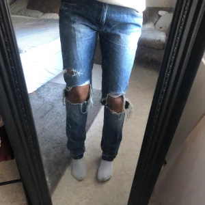 Håliga jeans - Jeans från Zara med hål i knäna, långa och lite utsvängda nere.