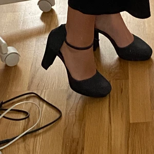 Svarta glitter klackar - Dessa fina klackar i storlek 40. Köpte de för något år sedan men har sen dess aldrig använt de då jag tycker att jag blir så lång i de. De är iaf väldig fina och otroligt sköna, passar till högtider som exempelvis nyårsafton. Frakt ingår inte.