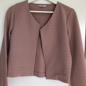 Ljusrosa kofta  - Aldrig använd ”kofta” ifrån ONLY. Ljusrosa och öppen alltså inga knappar. 