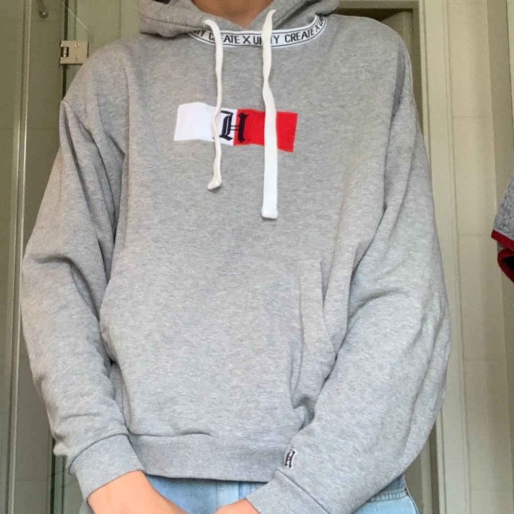 En grå hilfiger hoodie som är limited edition, och overzises. Ordinarie pris 1500   . Hoodies.
