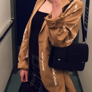 Madlady blazer X Lisa Anckarman  - Aldrig använd. Jättefint skick, endast hängt i garderoben. Den är lite oversize på mig och jag är S, men den ska vara så. Frakt tillkommer!